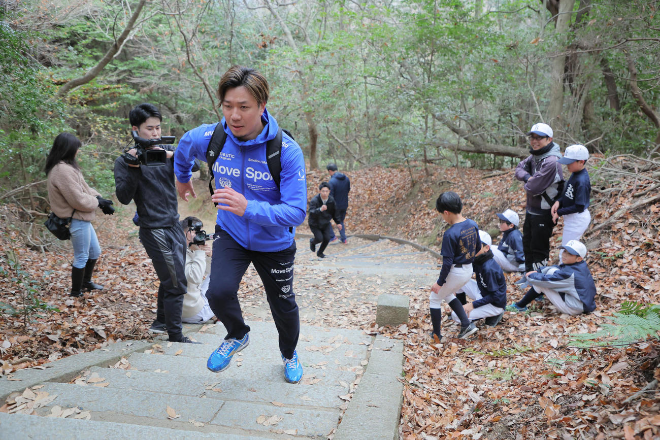 年始恒例の大文字山登山を行った中日大野（撮影・宮崎幸一）