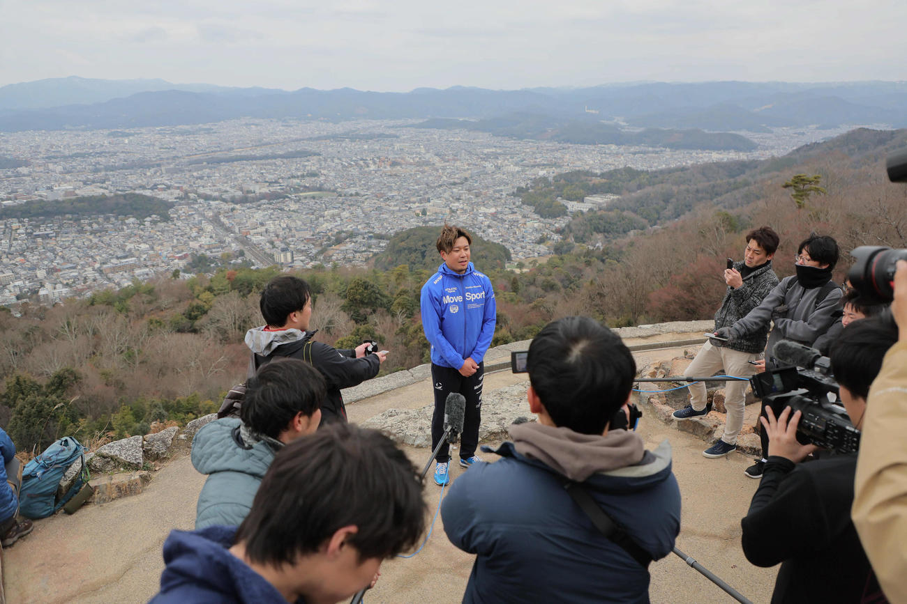 年始恒例の大文字山登山を行った中日大野（撮影・宮崎幸一）