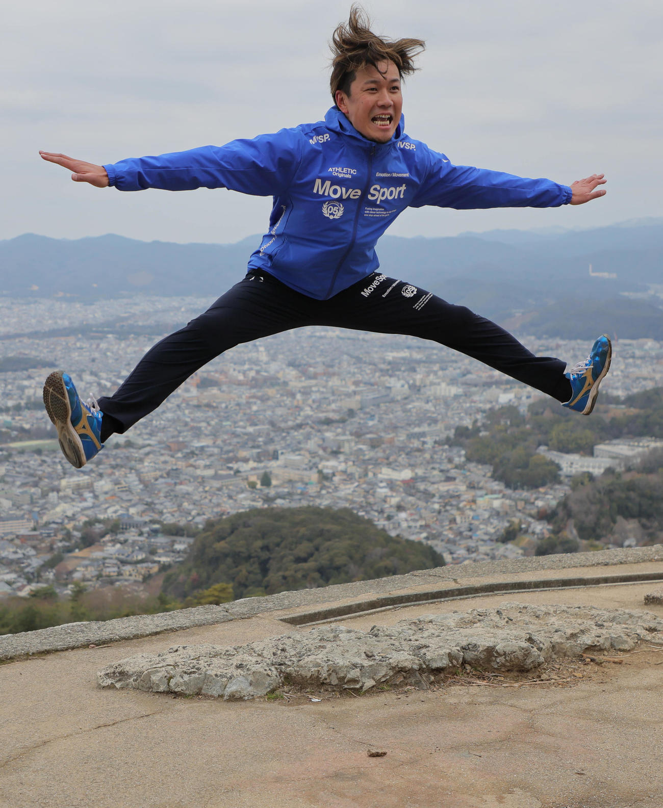 年始恒例の大文字山登山を行った中日大野（撮影・宮崎幸一）