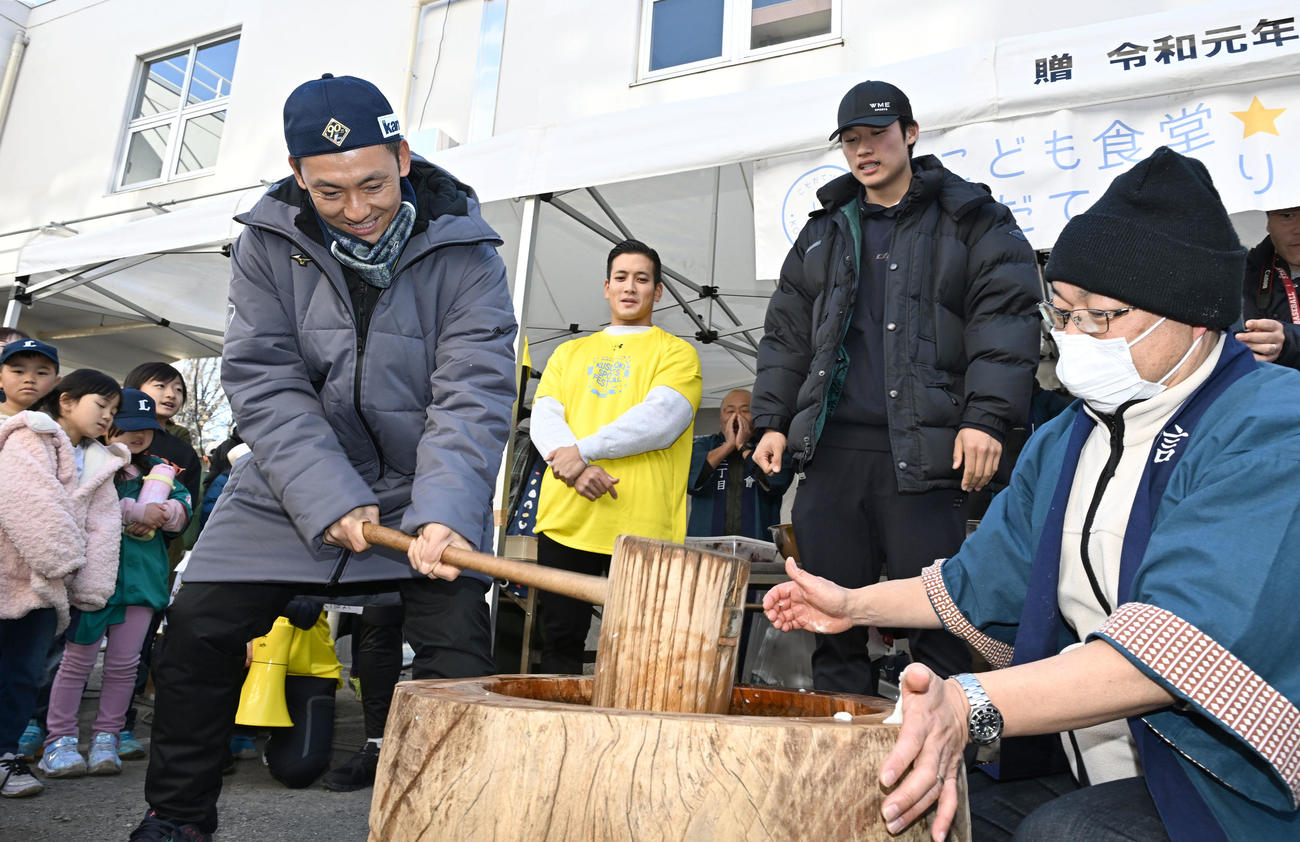 埼玉県川越市で開かれたスポーツイベントで餅つきする西武栗山。右から2人目は羽田（撮影・千葉一成）