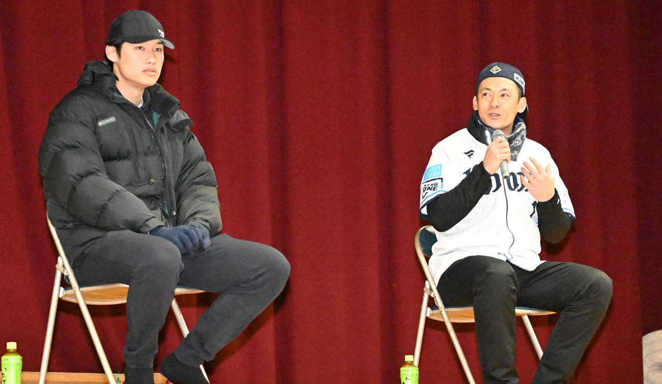 埼玉県川越市で開かれたスポーツイベントでトークセッションする西武栗山巧。左は羽田（撮影・千葉一成）