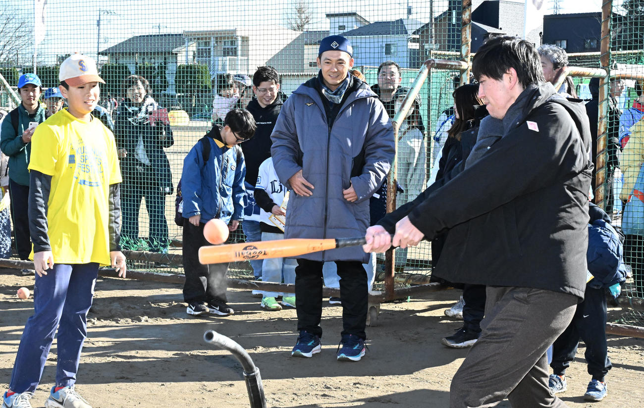 埼玉県川越市で開かれたスポーツイベントを見る西武栗山（中央）（撮影・千葉一成）