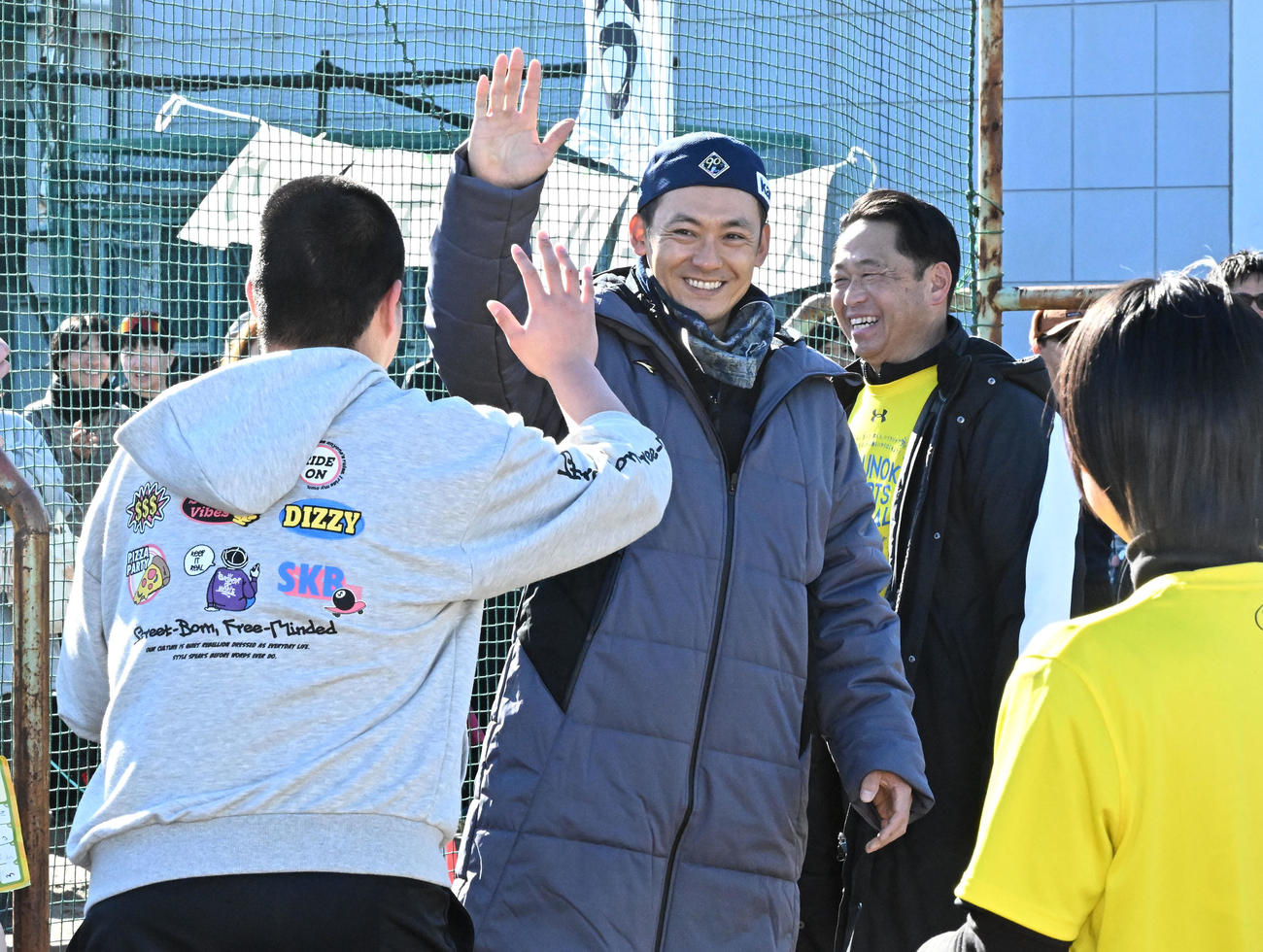 埼玉県川越市で開かれたスポーツイベントで参加した子どもとタッチする西武栗山（撮影・千葉一成）