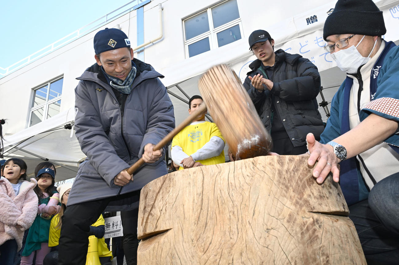 埼玉県川越市で開かれたスポーツイベントで餅つきする西武栗山。右から2人目は羽田（撮影・千葉一成）