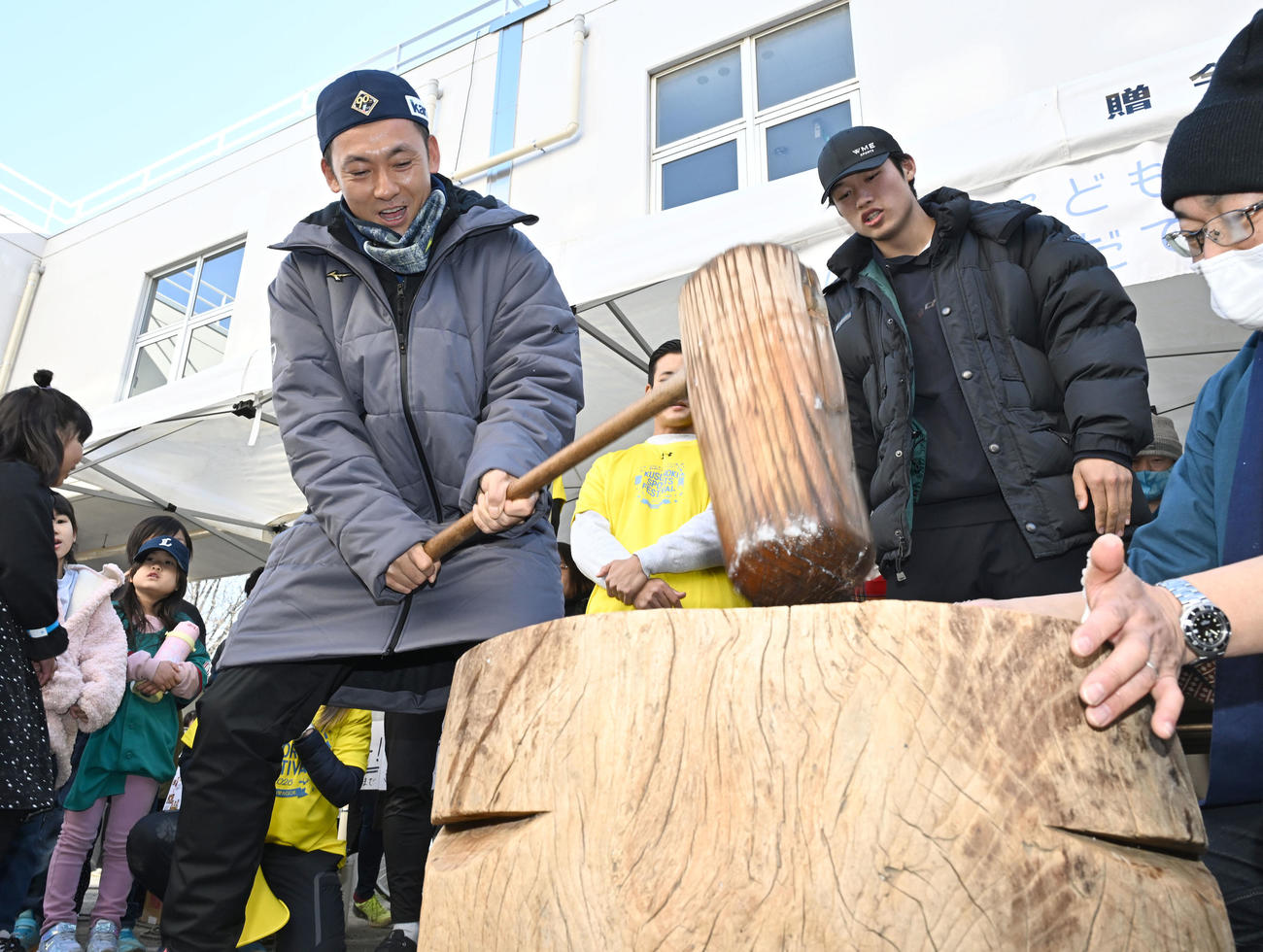 埼玉県川越市で開かれたスポーツイベントで餅つきする西武栗山。右は羽田（撮影・千葉一成）