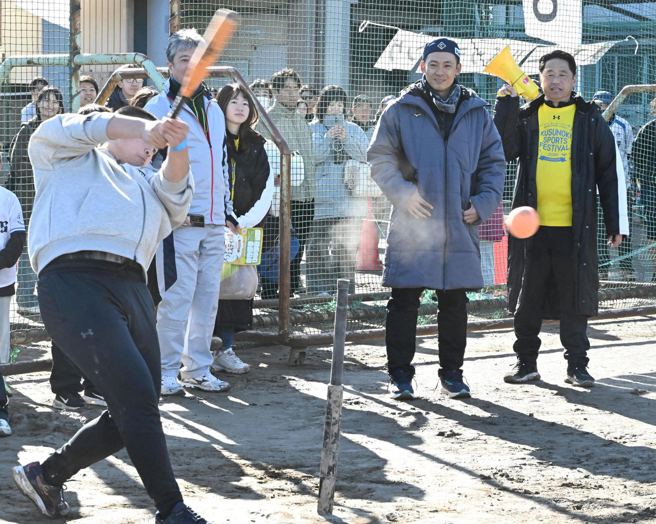 埼玉県川越市で開かれたスポーツイベントを見る西武栗山（右から2人目）（撮影・千葉一成）
