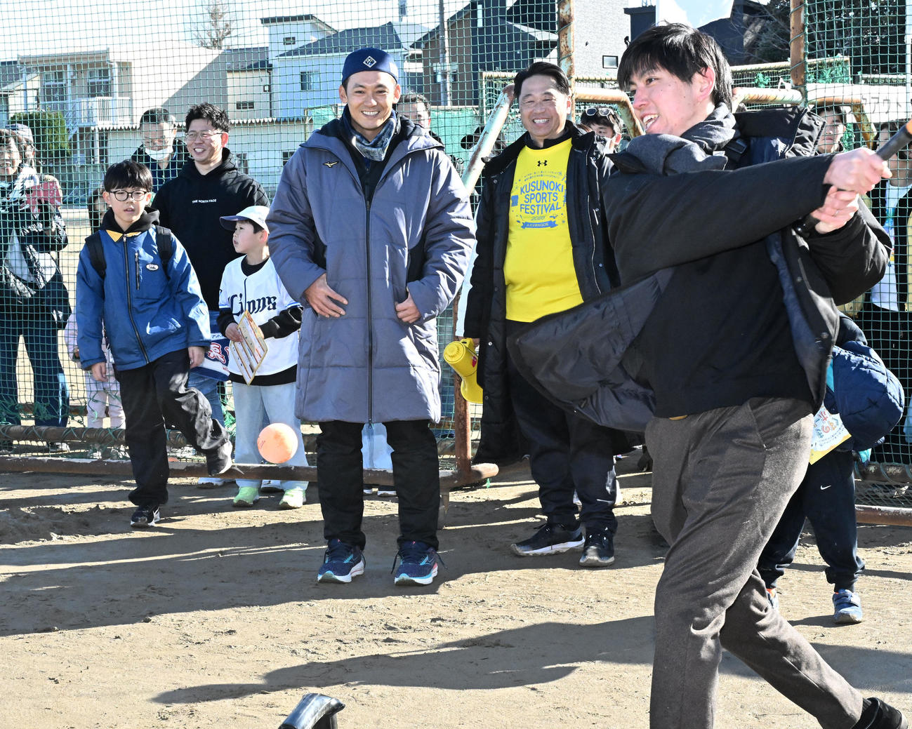 埼玉県川越市で開かれたスポーツイベントを見る西武栗山（中央）（撮影・千葉一成）