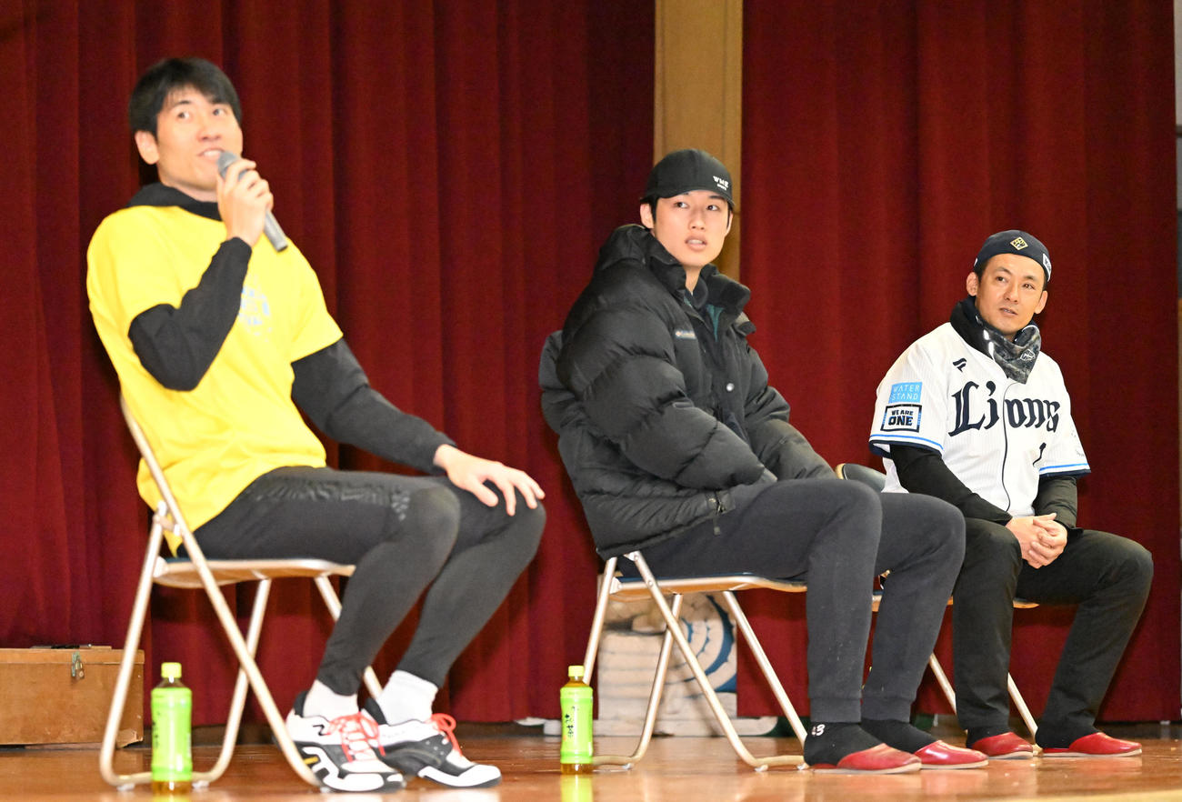 埼玉県川越市で開かれたスポーツイベントでトークセッションする、右から西武栗山、羽田、浦和レッズの片山（撮影・千葉一成）