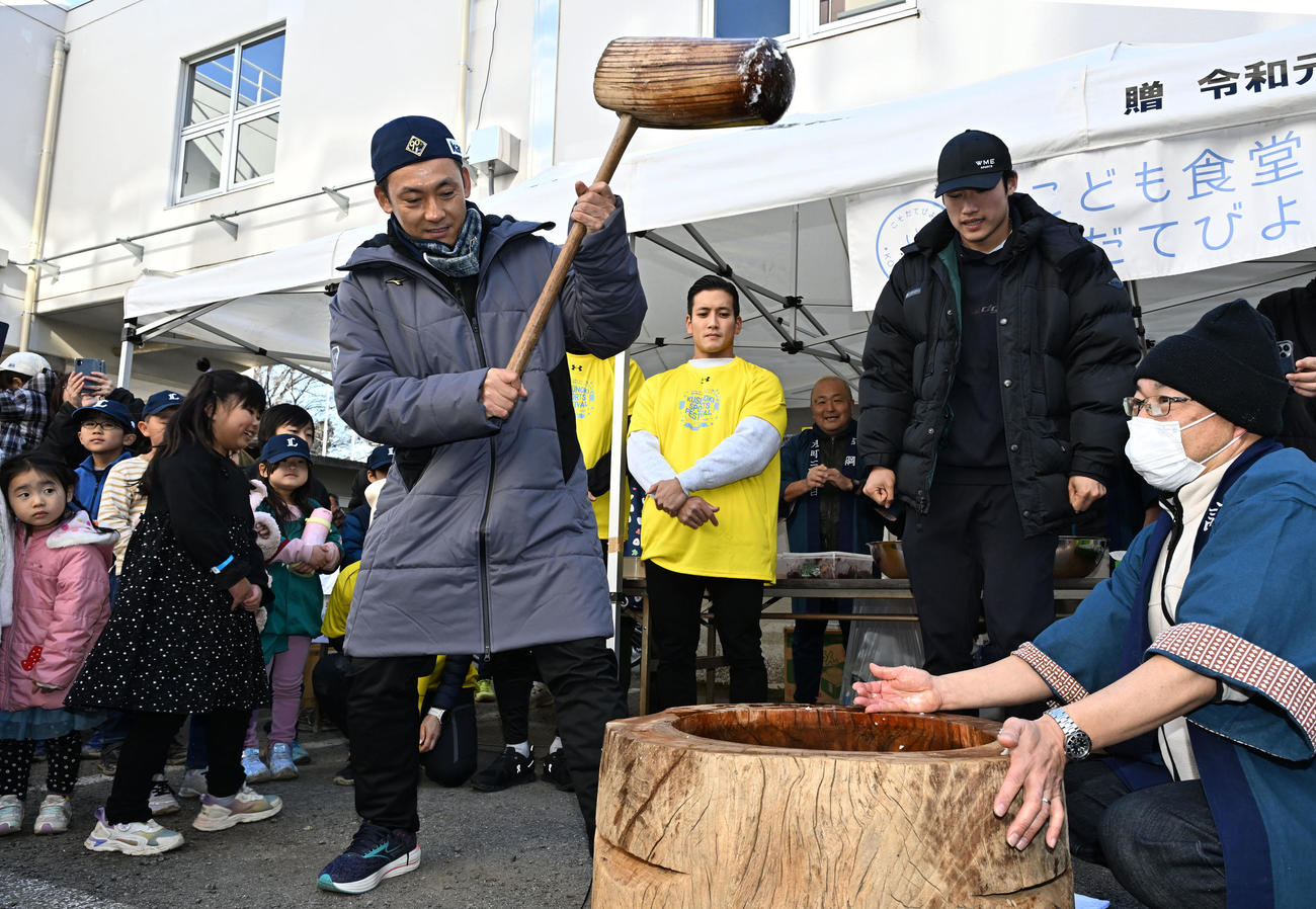 埼玉県川越市で開かれたスポーツイベントで餅つきする西武栗山。右は羽田（撮影・千葉一成）