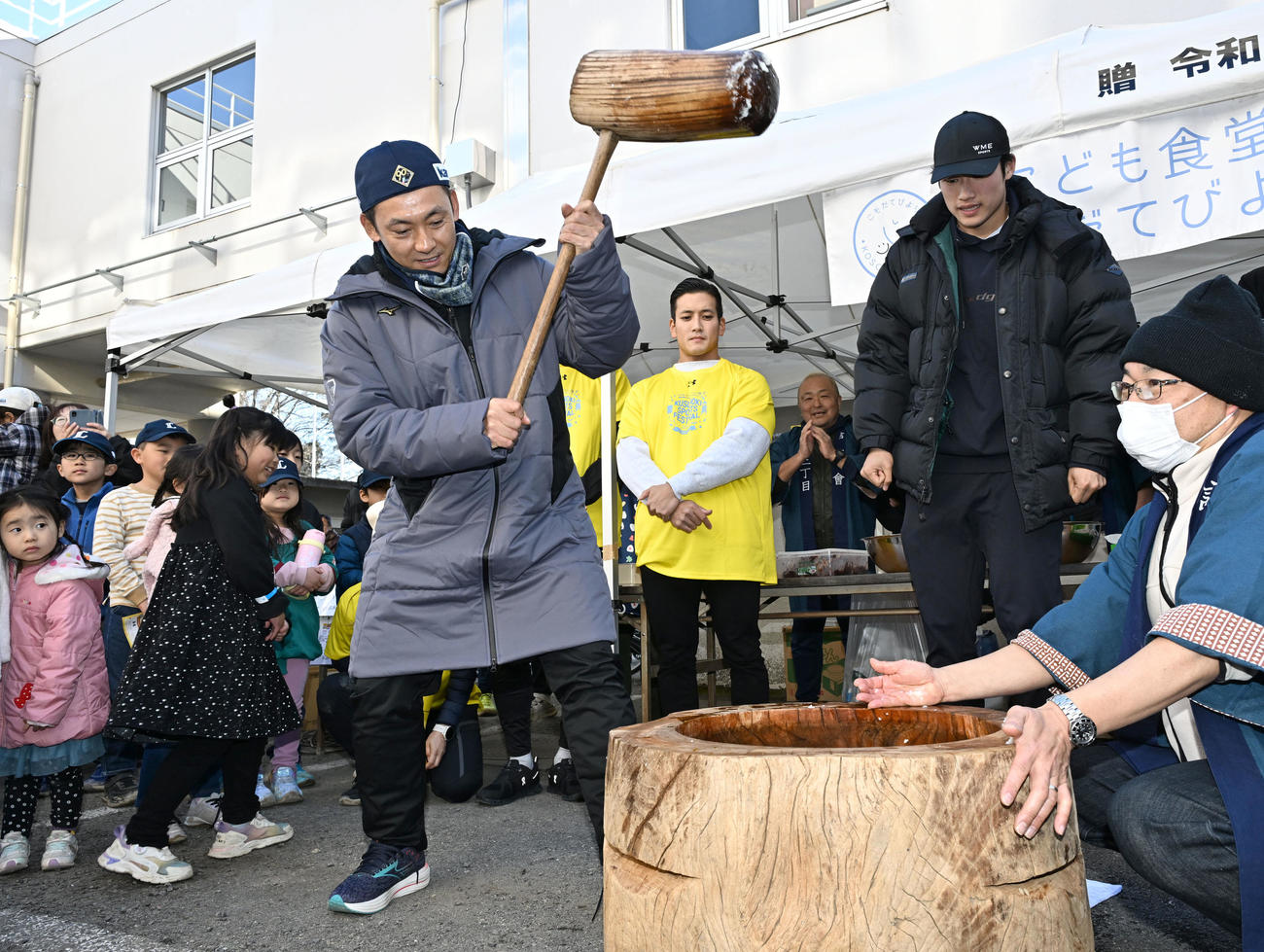埼玉県川越市で開かれたスポーツイベントで餅つきする西武栗山。右から2人目は羽田（撮影・千葉一成）
