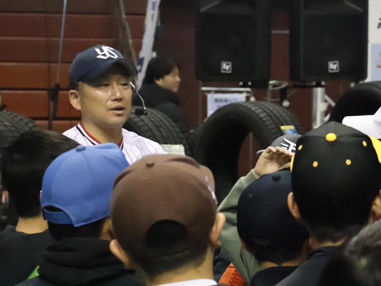「秋田県スポーツ大使　石川雅規・石山泰稚プロデュース　プロ野球＋〇〇2026 powered by　コニシタイヤ」で子どもたちと話すヤクルト石川（撮影・塚本光）