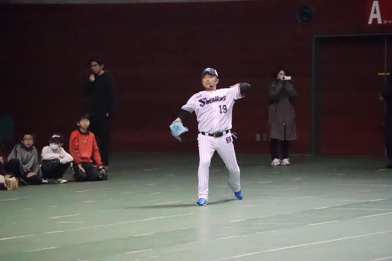 「秋田県スポーツ大使　石川雅規・石山泰稚プロデュース　プロ野球＋○〇2026 powered by　コニシタイヤ」でキャッチボールを実演するヤクルト石川（撮影・塚本光）