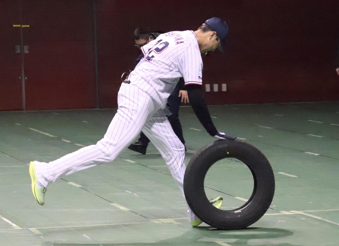 「秋田県スポーツ大使　石川雅規・石山泰稚プロデュース　プロ野球＋〇〇2026 powered by　コニシタイヤ」でタイヤを転がすヤクルト石山（撮影・塚本光）