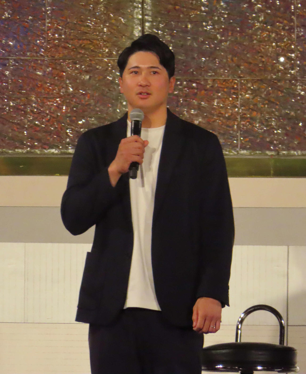 新春トークショーに参加した、左から巨人泉口（撮影・北村健龍）