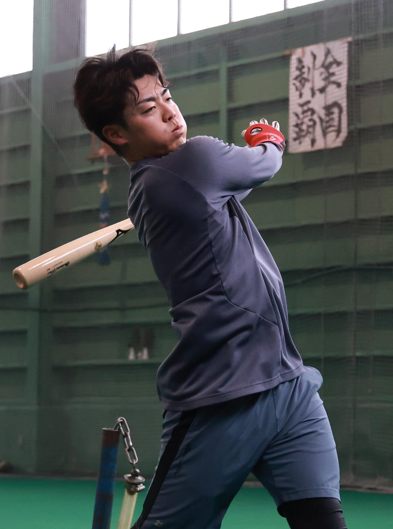 自主トレで打撃練習をする阪神ドラフト2位の谷端（撮影・上田博志）