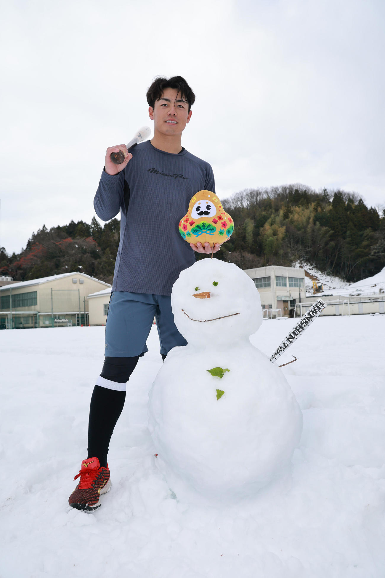石川県の観光PRマスコットキャラクター「ひゃくまんさん」を手に笑顔を見せる阪神ドラフト2位の谷端（撮影・上田博志）