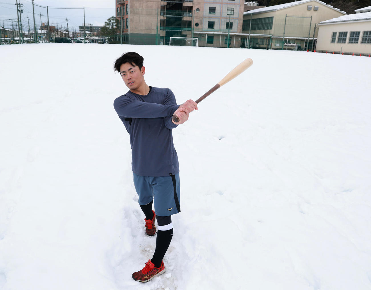 雪の積もったグラウンドで素振りをする阪神ドラフト2位の谷端（撮影・上田博志）