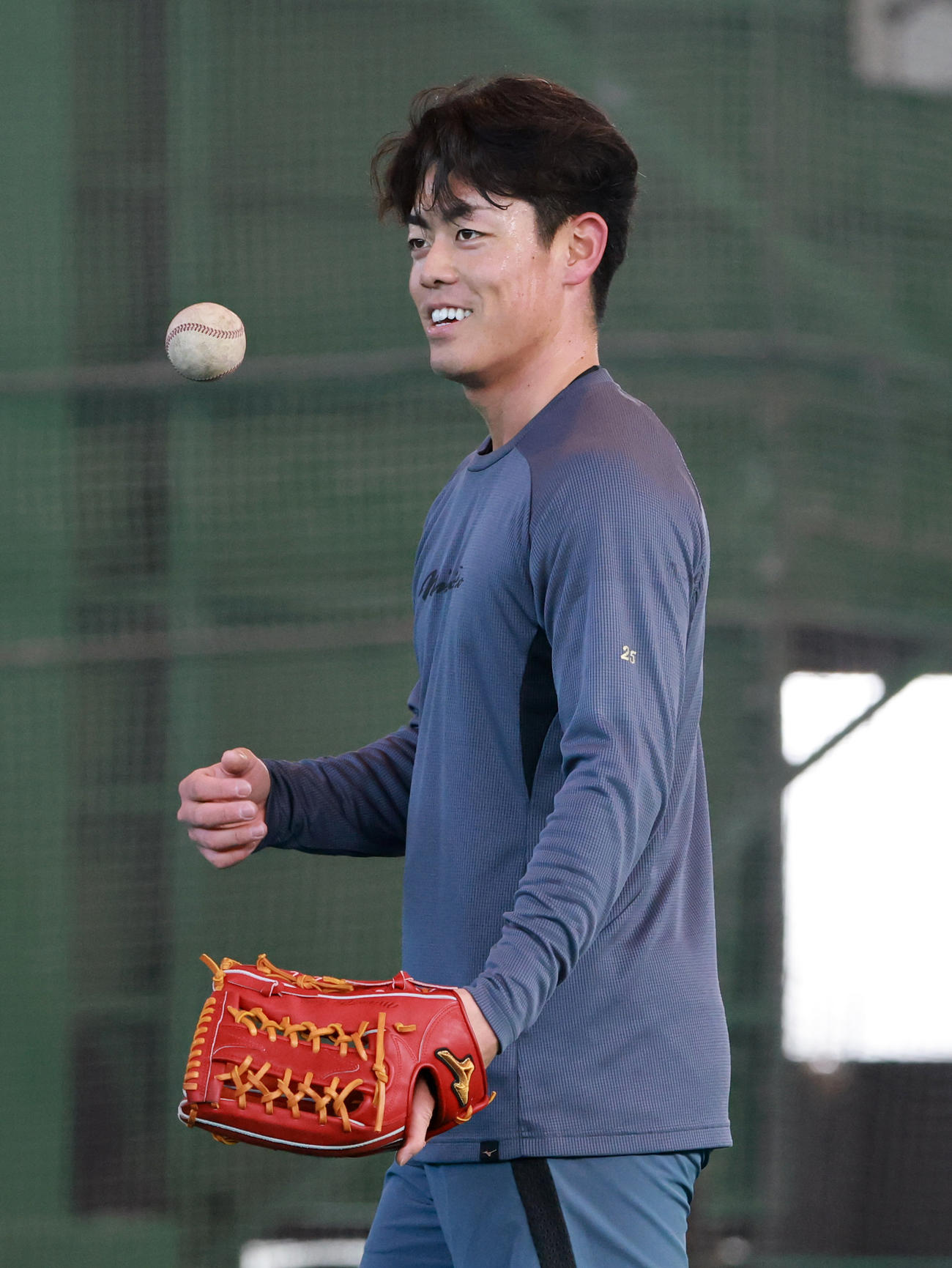 笑顔を見せながら自主トレに励む阪神ドラフト2位の谷端（撮影・上田博志）