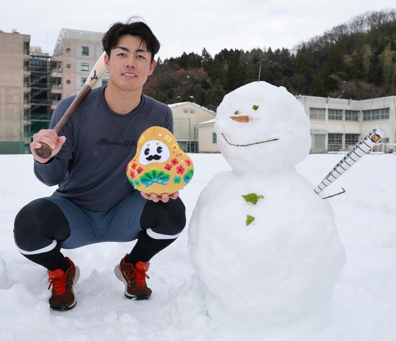 石川県の観光PRマスコットキャラクター「ひゃくまんさん」を手に笑顔を見せる阪神ドラフト2位の谷端（撮影・上田博志）