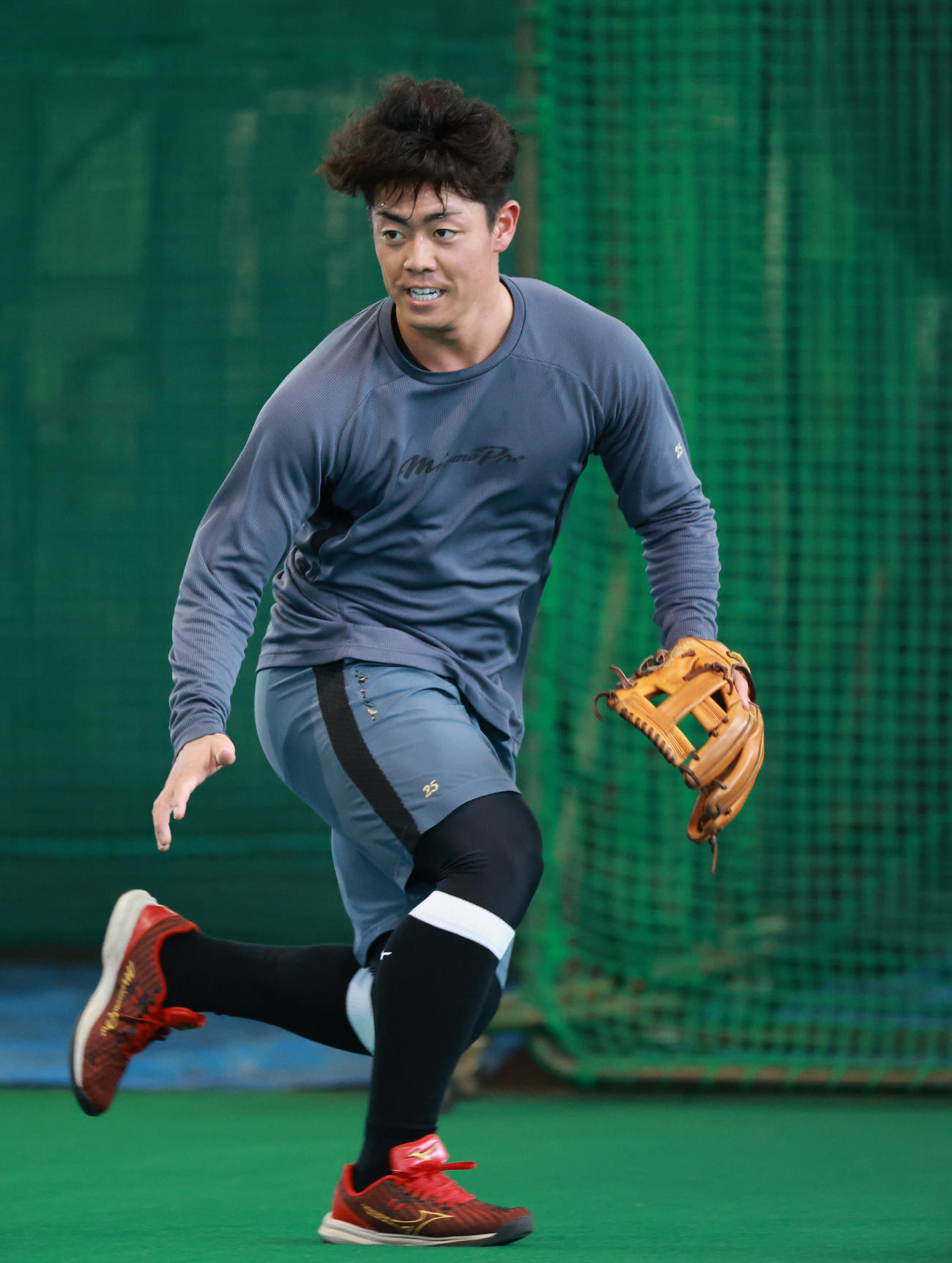 自主トレでノックを受ける阪神ドラフト2位の谷端（撮影・上田博志）