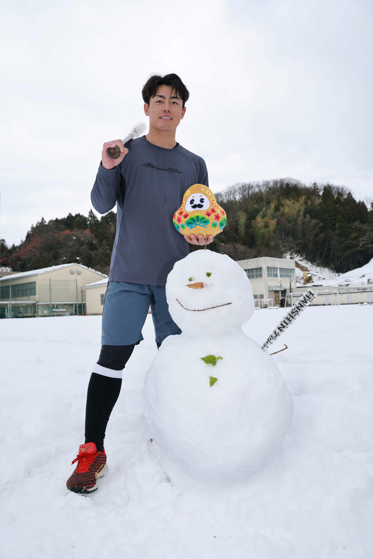 石川県の観光PRマスコットキャラクター「ひゃくまんさん」を手に笑顔を見せる阪神ドラフト2位の谷端（撮影・上田博志）