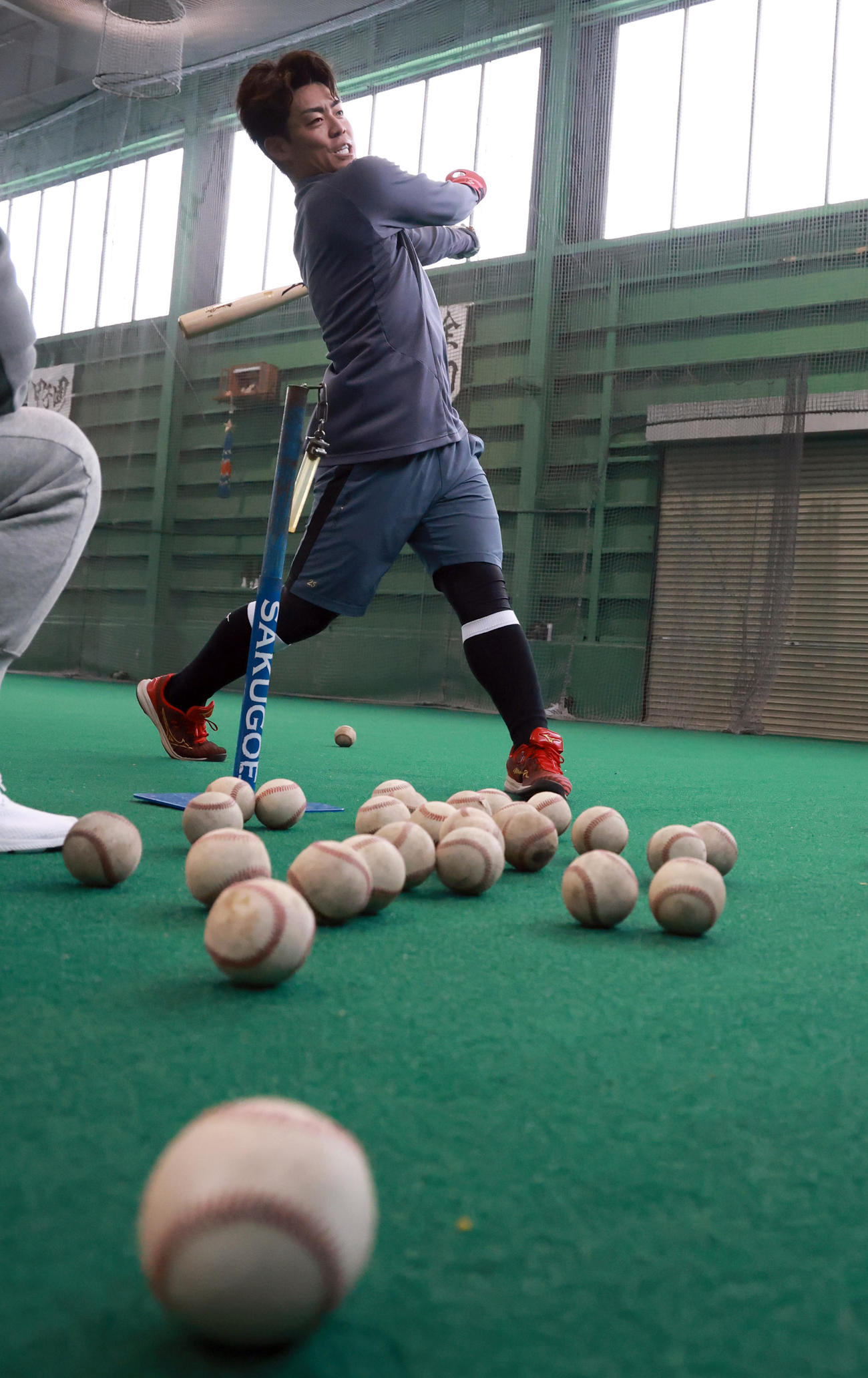 自主トレで打撃練習をする阪神ドラフト2位の谷端（撮影・上田博志）