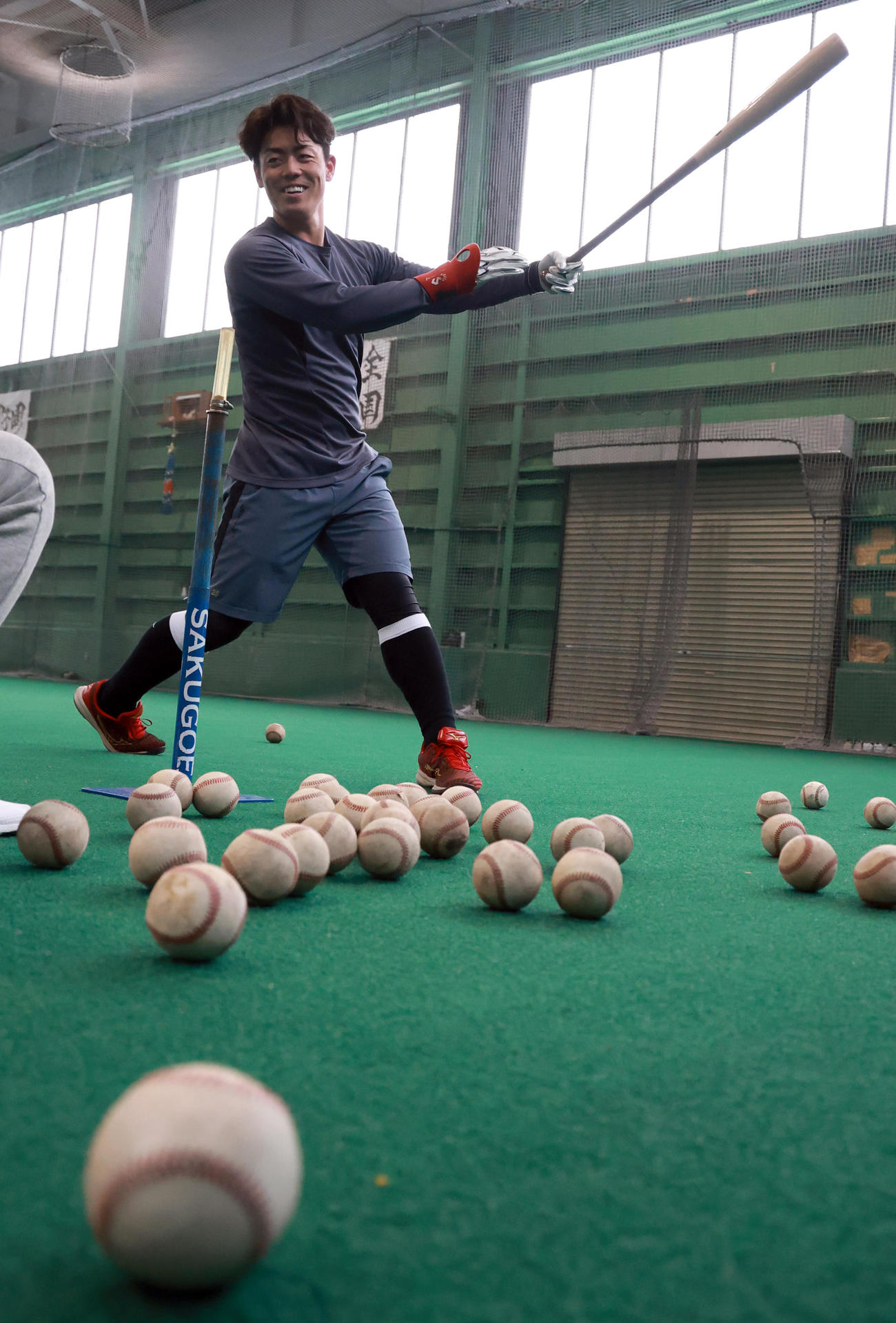 自主トレで打撃練習をする阪神ドラフト2位の谷端（撮影・上田博志）