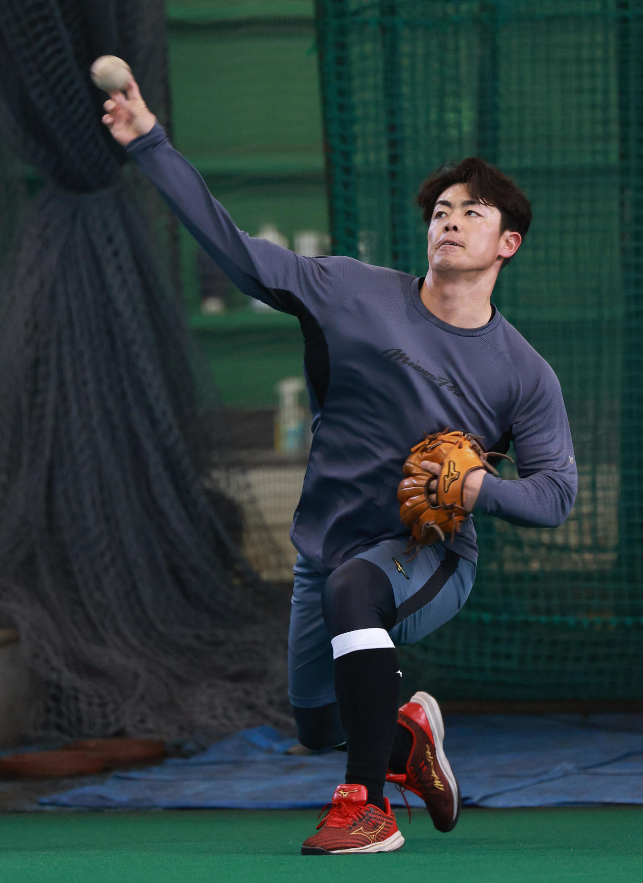 キャッチボールをする阪神ドラフト2位の谷端（撮影・上田博志）