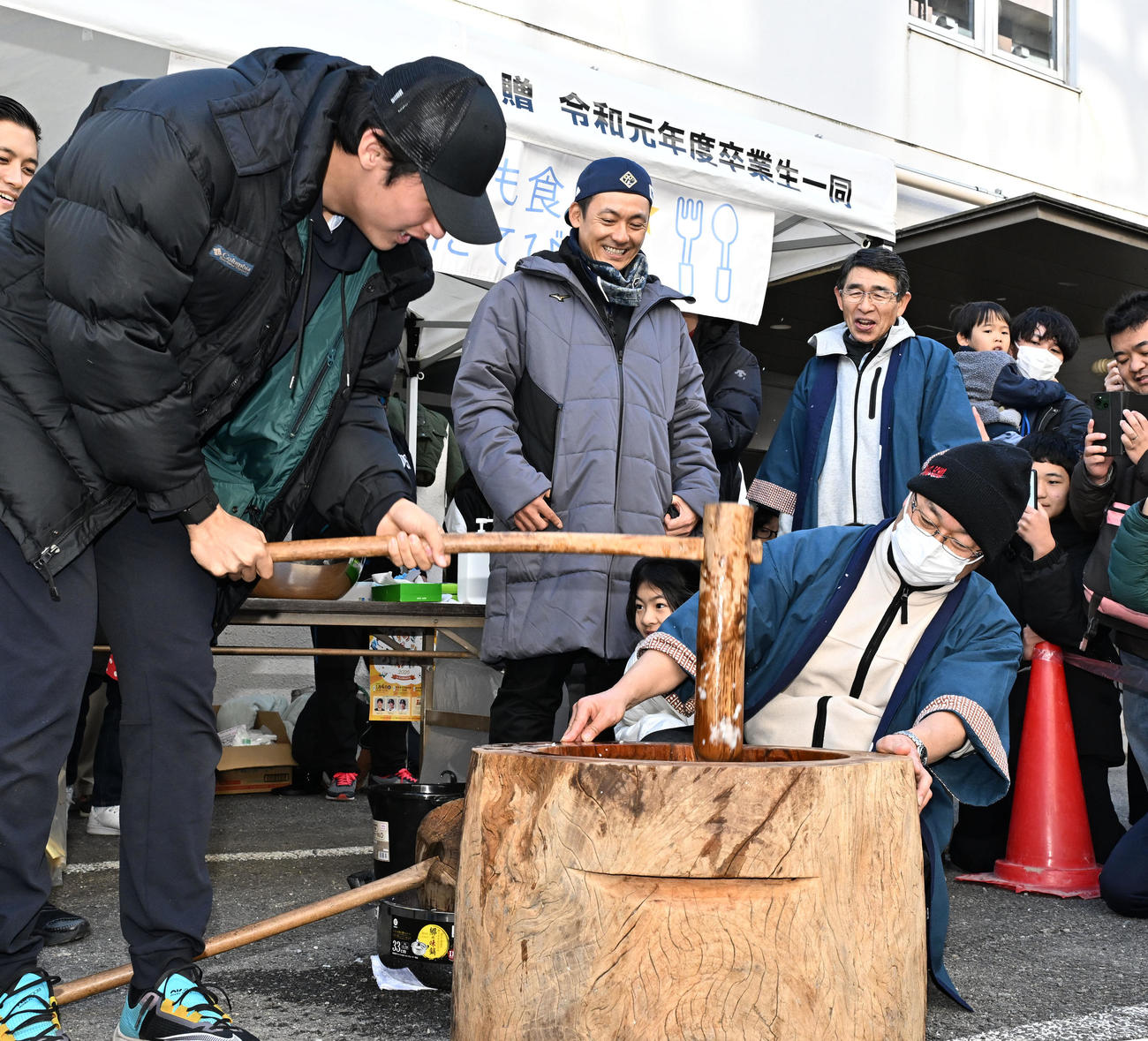 スポーツイベントで餅つきする西武羽田慎之介を見る栗山巧（中央）（撮影・千葉一成）
