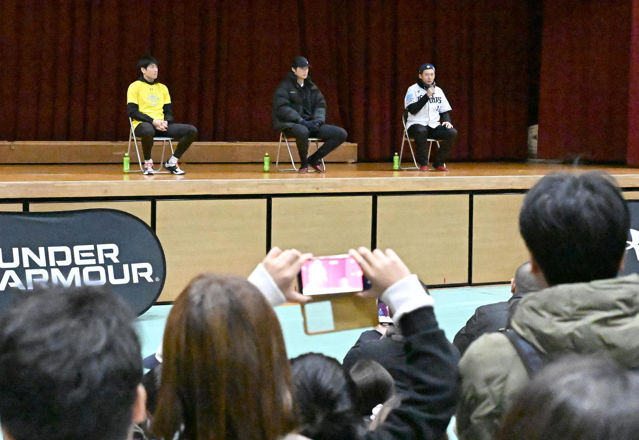 埼玉県川越市で開かれたスポーツイベントでトークセッションする、右から西武栗山、羽田、浦和レッズの片山（撮影・千葉一成）