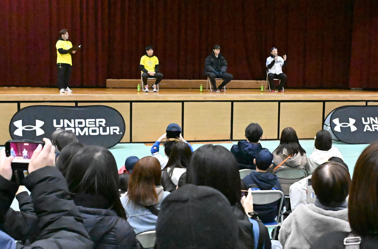 埼玉県川越市で開かれたスポーツイベントでトークセッションする、右から西武栗山、羽田、浦和レッズの片山（撮影・千葉一成）