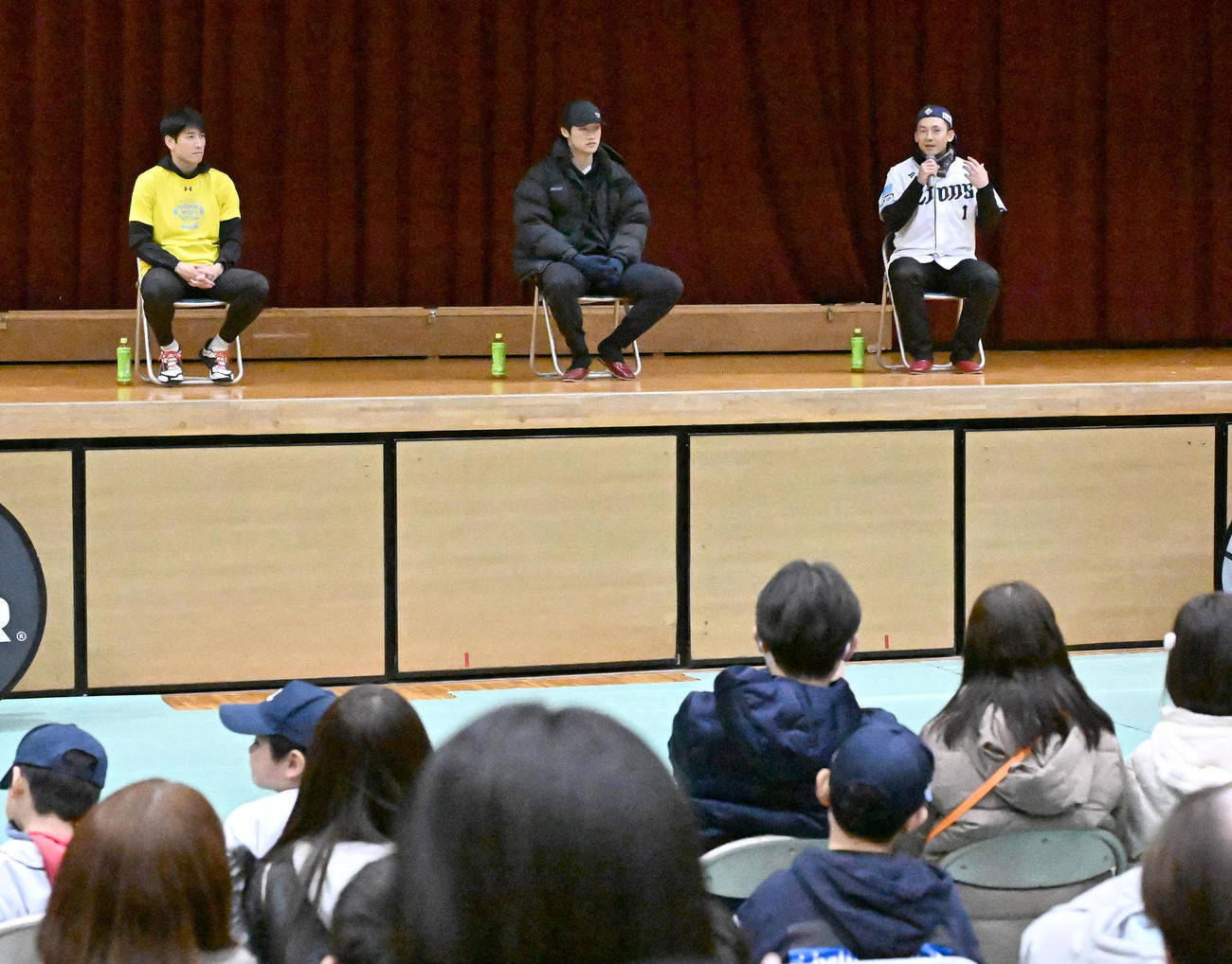 埼玉県川越市で開かれたスポーツイベントでトークセッションする、右から西武栗山、羽田、浦和レッズの片山（撮影・千葉一成）