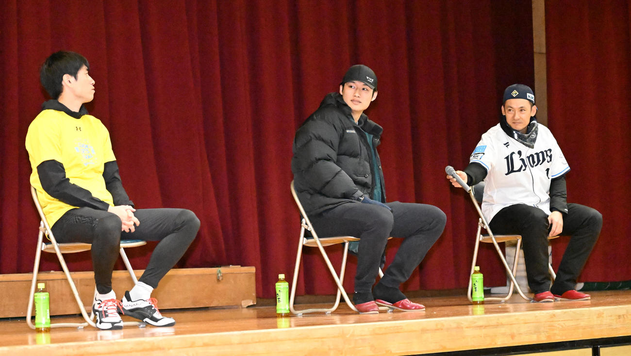 埼玉県川越市で開かれたスポーツイベントでトークセッションする、右から西武栗山、羽田、浦和レッズの片山（撮影・千葉一成）