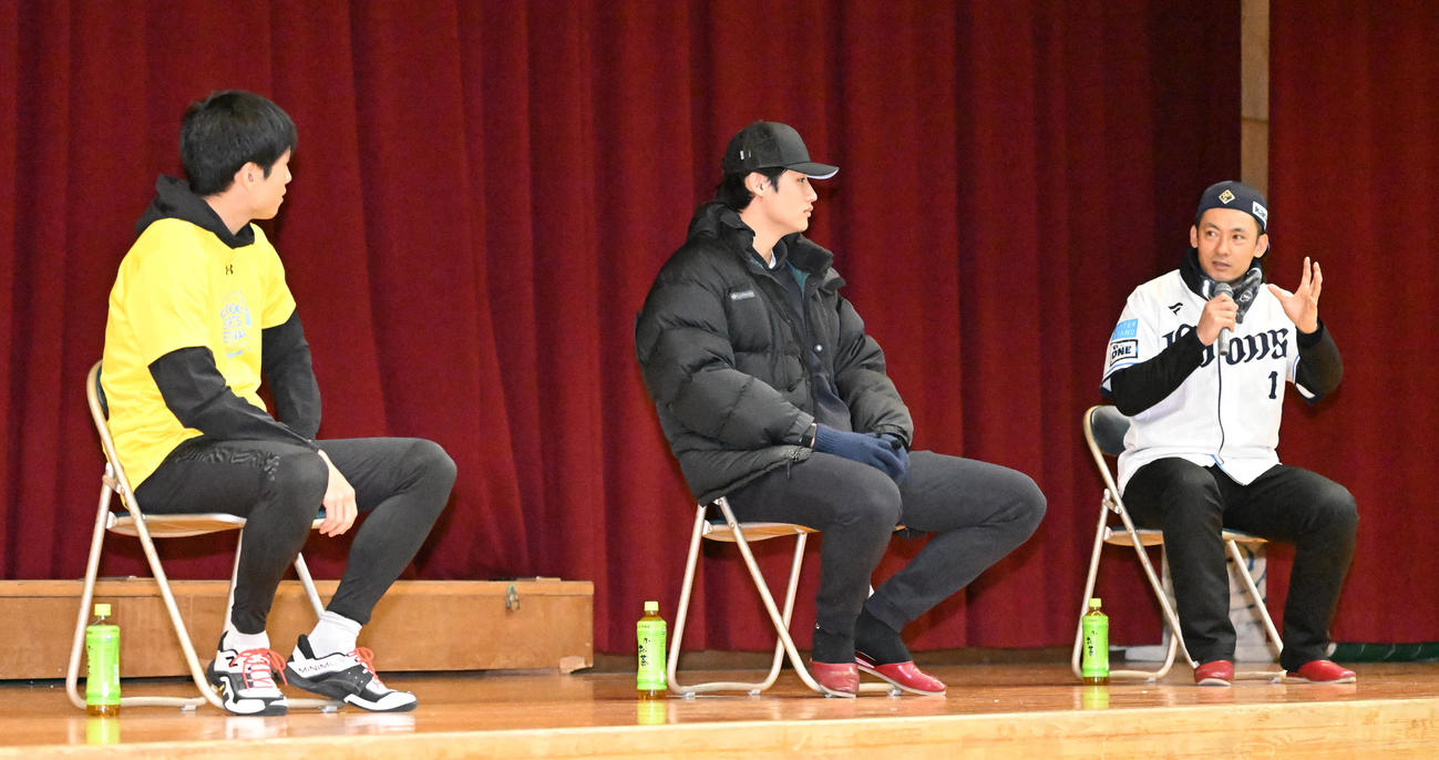 埼玉県川越市で開かれたスポーツイベントでトークセッションする、右から西武栗山、羽田、浦和レッズの片山（撮影・千葉一成）