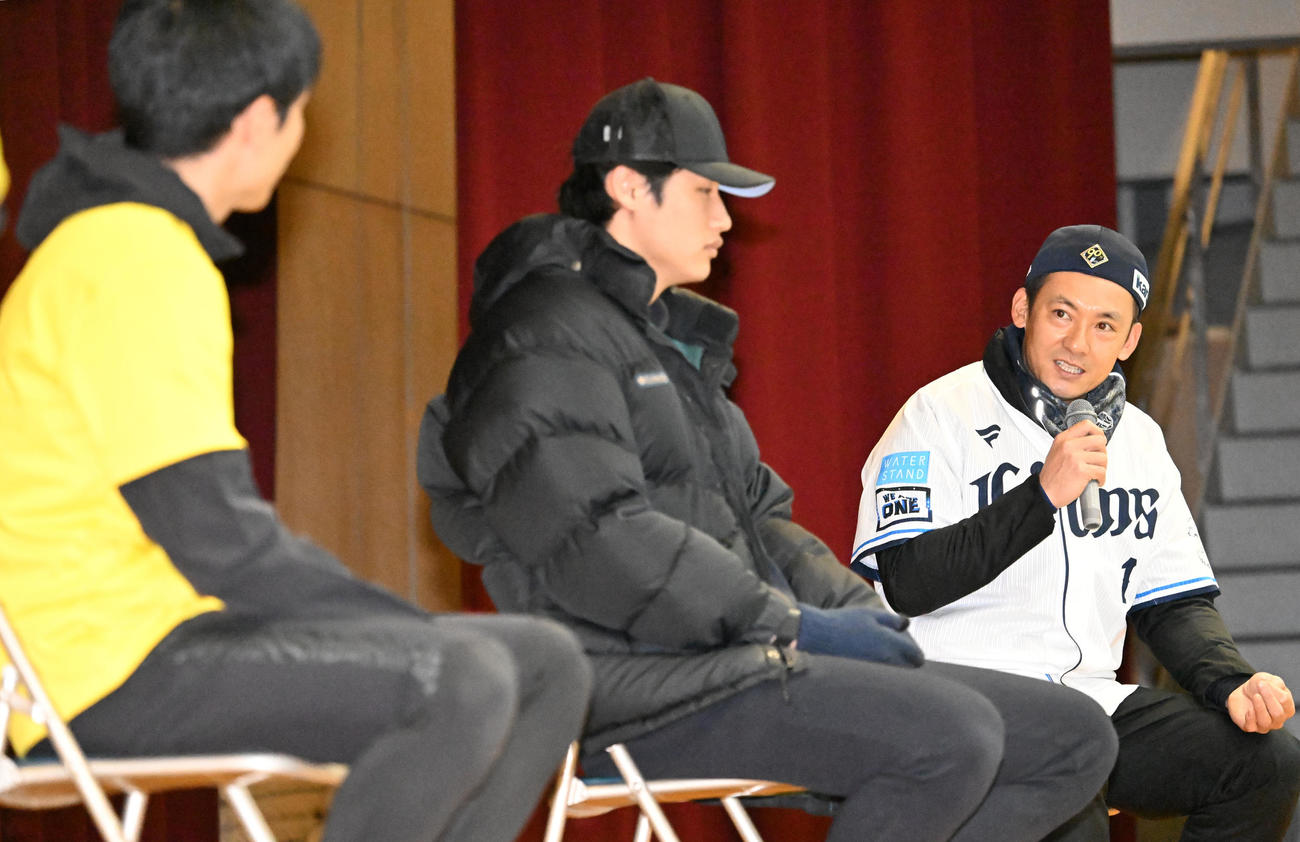 埼玉県川越市で開かれたスポーツイベントでトークセッションする、右から西武栗山、羽田、浦和レッズの片山（撮影・千葉一成）