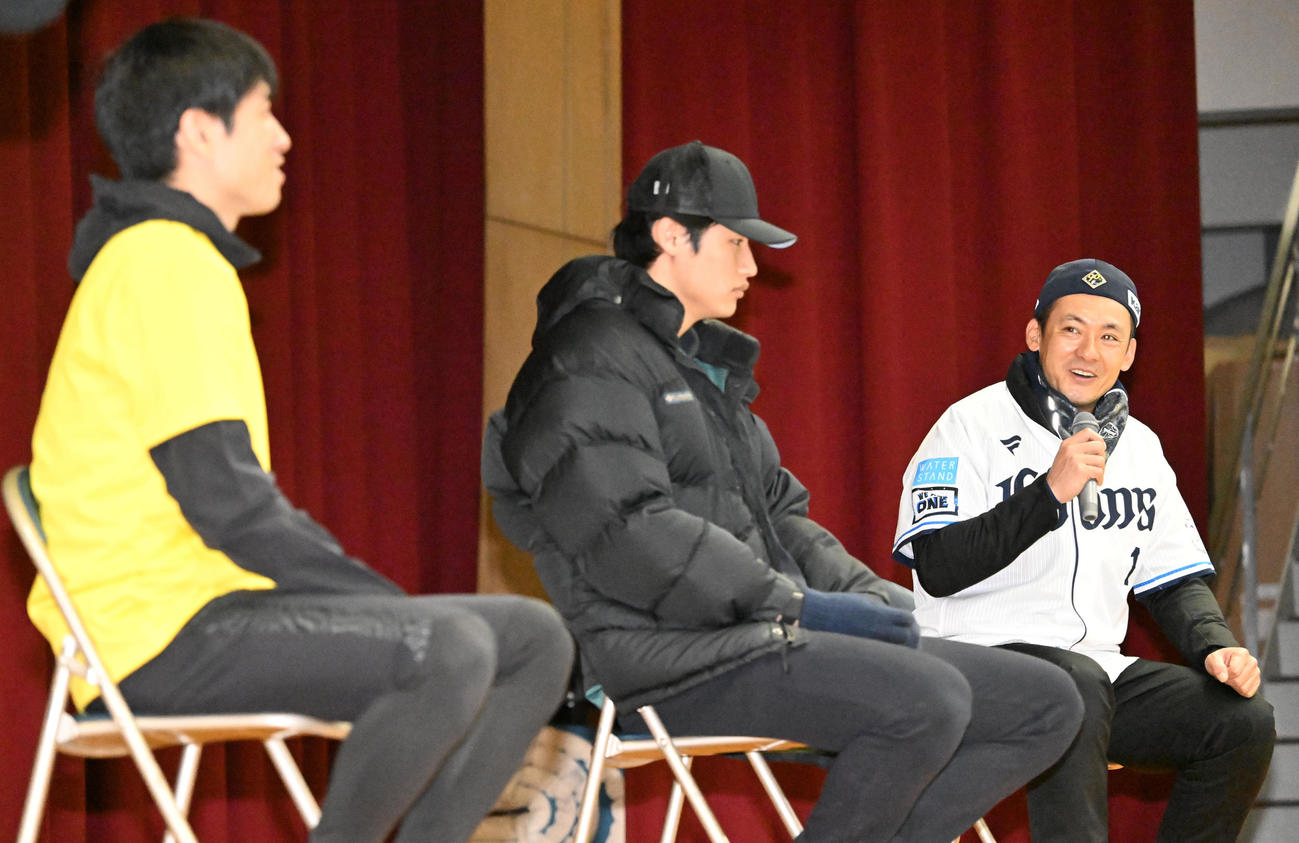 埼玉県川越市で開かれたスポーツイベントでトークセッションする、右から西武栗山、羽田、浦和レッズの片山（撮影・千葉一成）