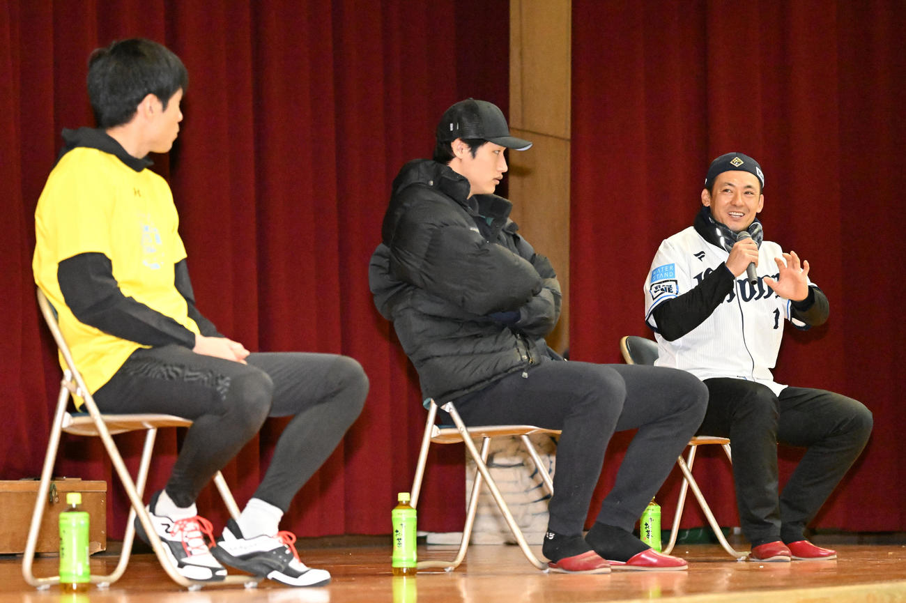 埼玉県川越市で開かれたスポーツイベントでトークセッションする、右から西武栗山、羽田、浦和レッズの片山（撮影・千葉一成）