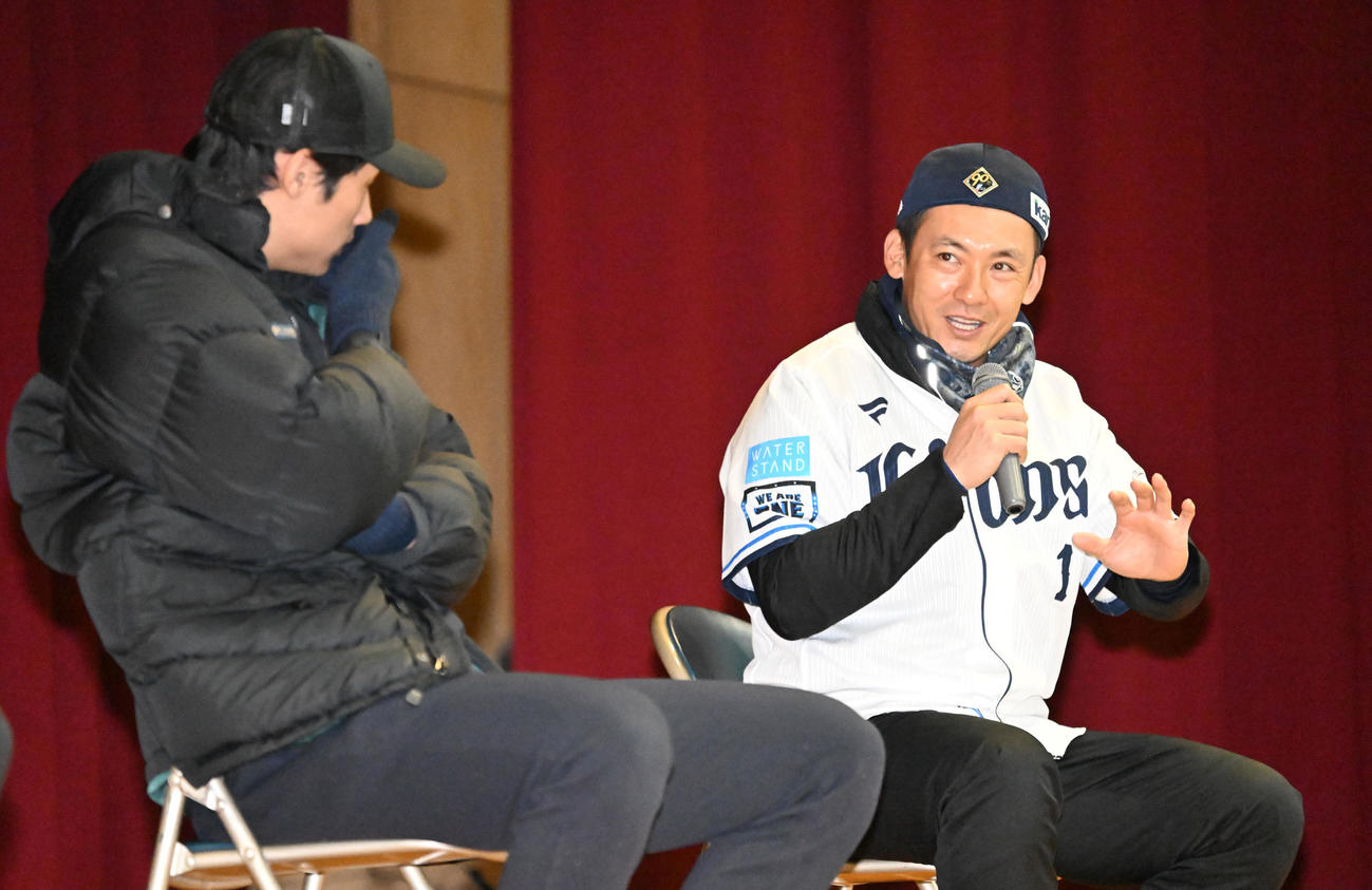 埼玉県川越市で開かれたスポーツイベントでトークセッションする西武栗山巧。左は羽田（撮影・千葉一成）