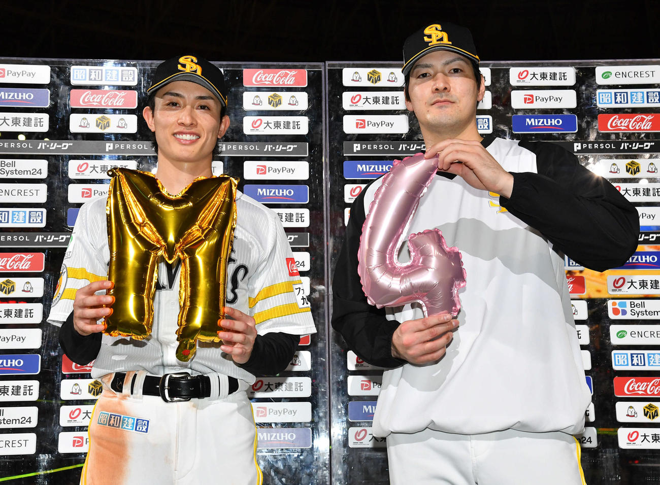 24年9月、オリックスに勝利して優勝マジックを4とし、M4の風船を手にするソフトバンク周東（左）と有原