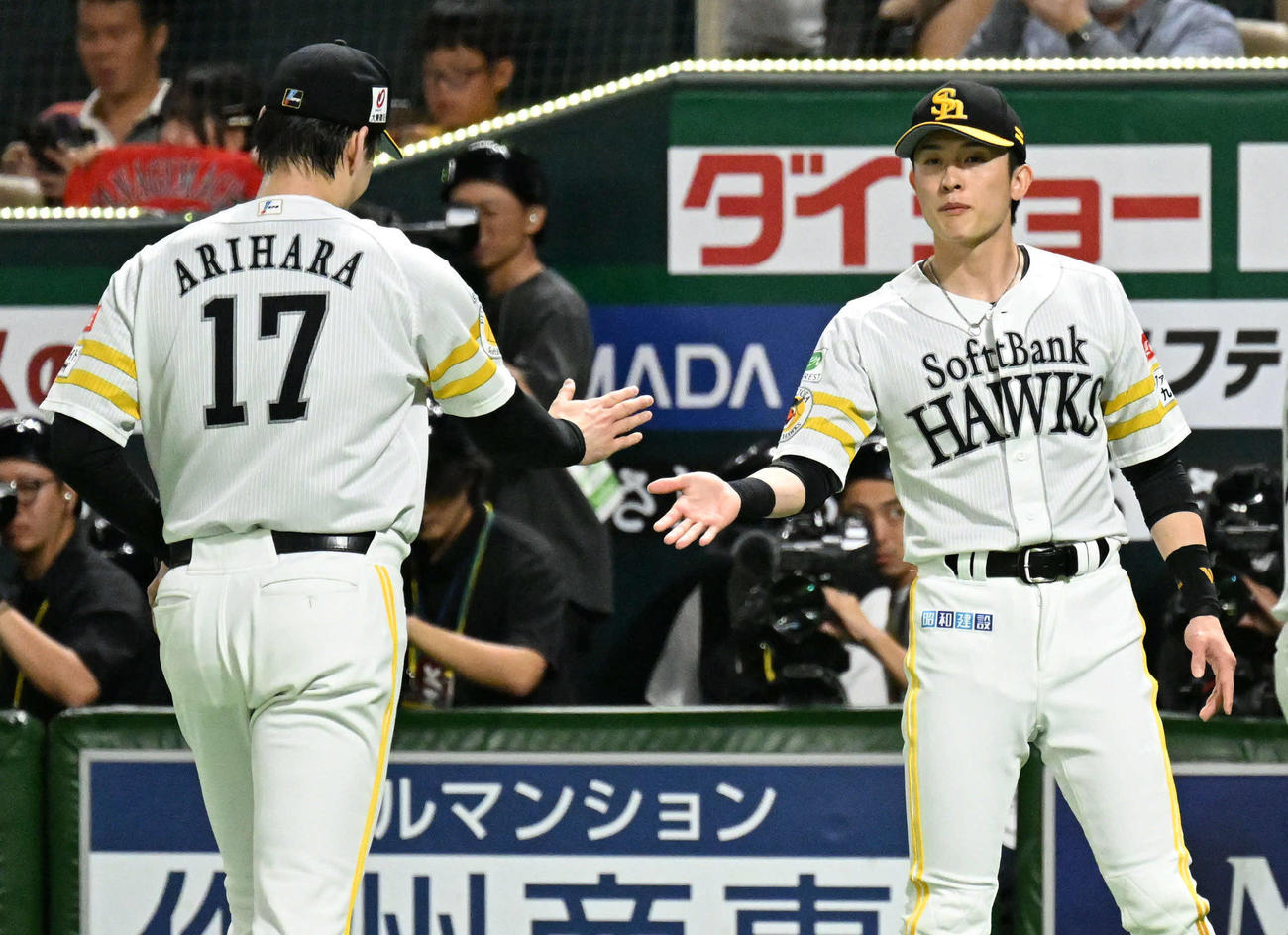 25年10月、タッチを交わすソフトバンク有原（左）と周東