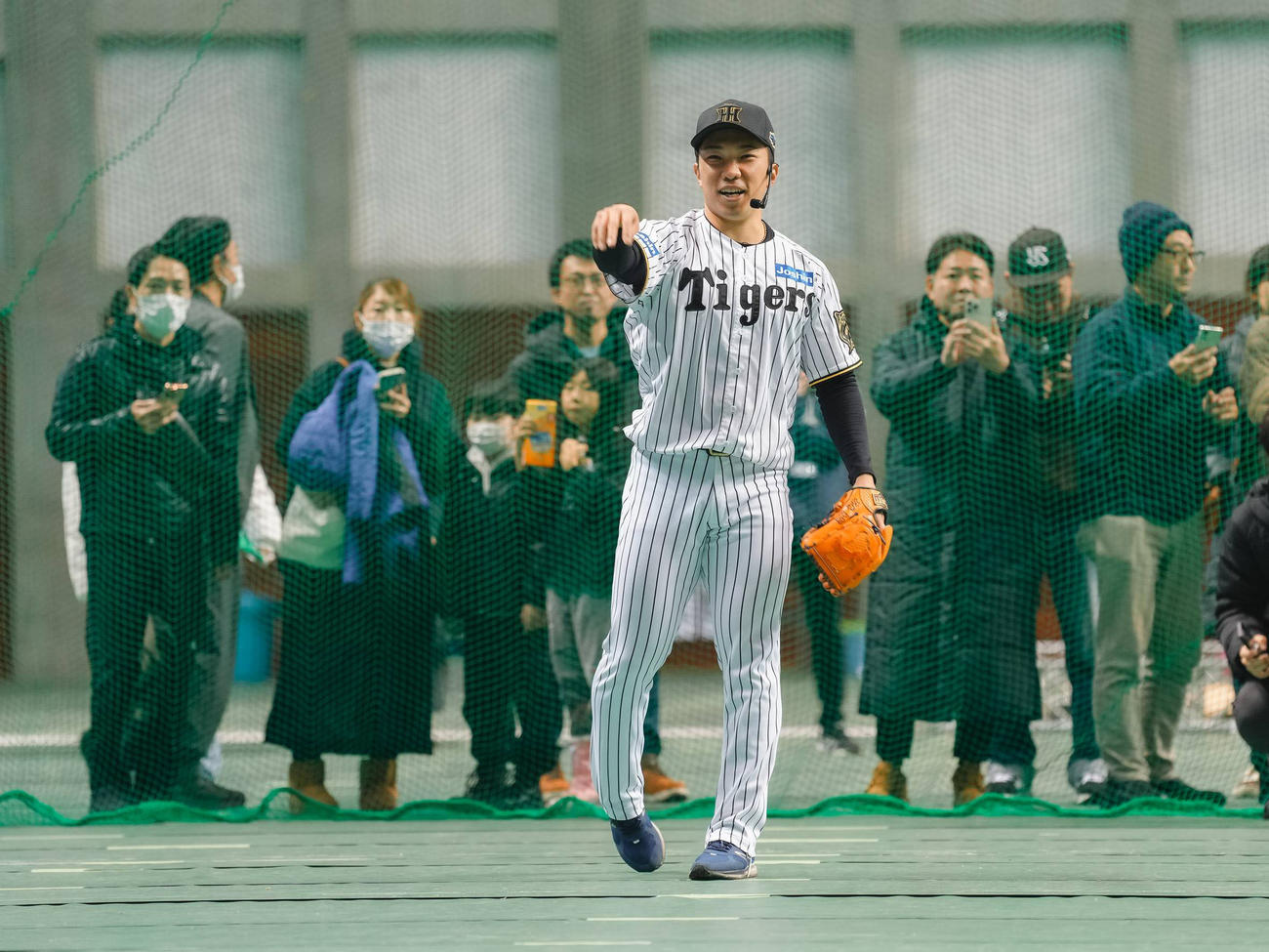 「プロ野球＋○○2026ー秋田の冬祭りー」でキャッチボールをする阪神石井大智（球団提供）