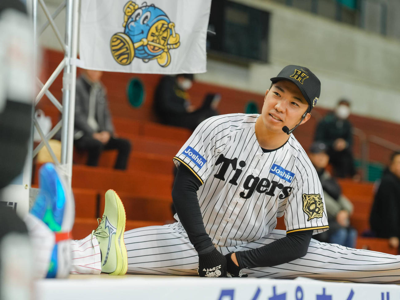 「プロ野球＋○○2026ー秋田の冬祭りー」でストレッチする阪神石井大智（球団提供）
