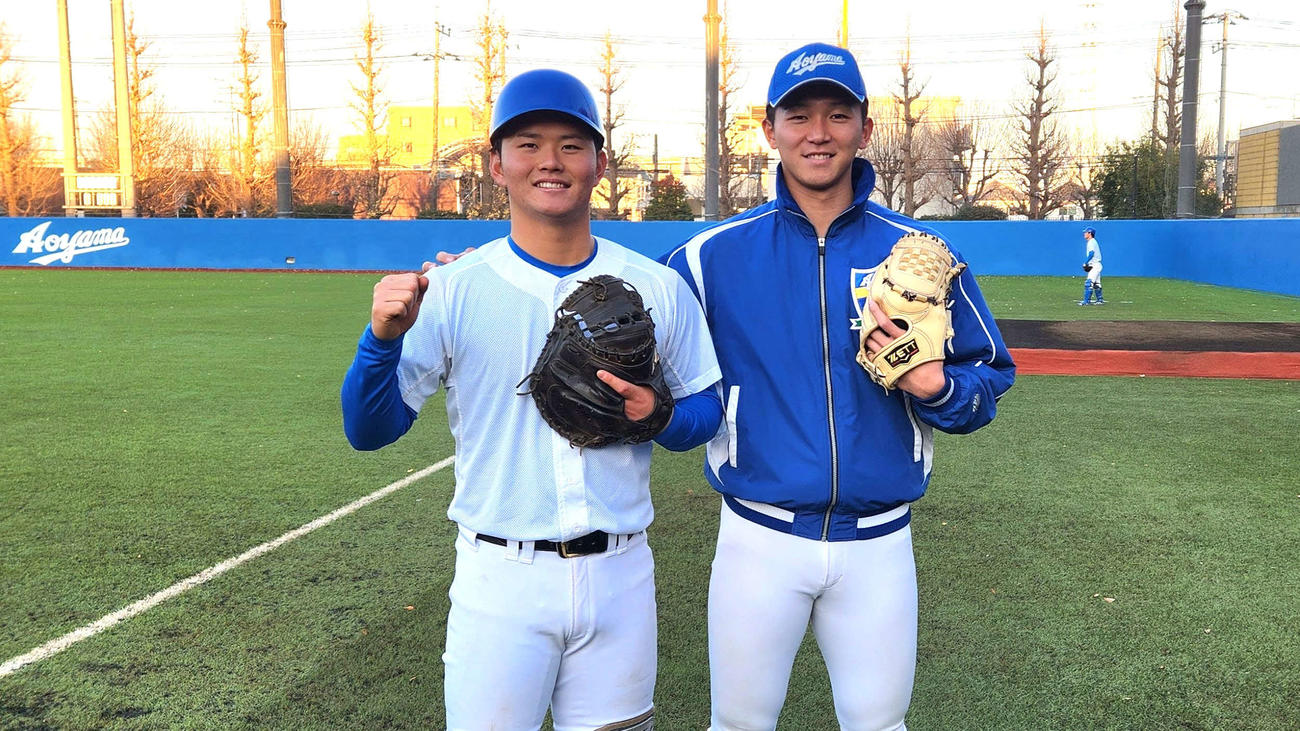 練習始めを行い、連覇へ向け自信を見せる青学大、（左から）渡部と鈴木（撮影・保坂淑子）