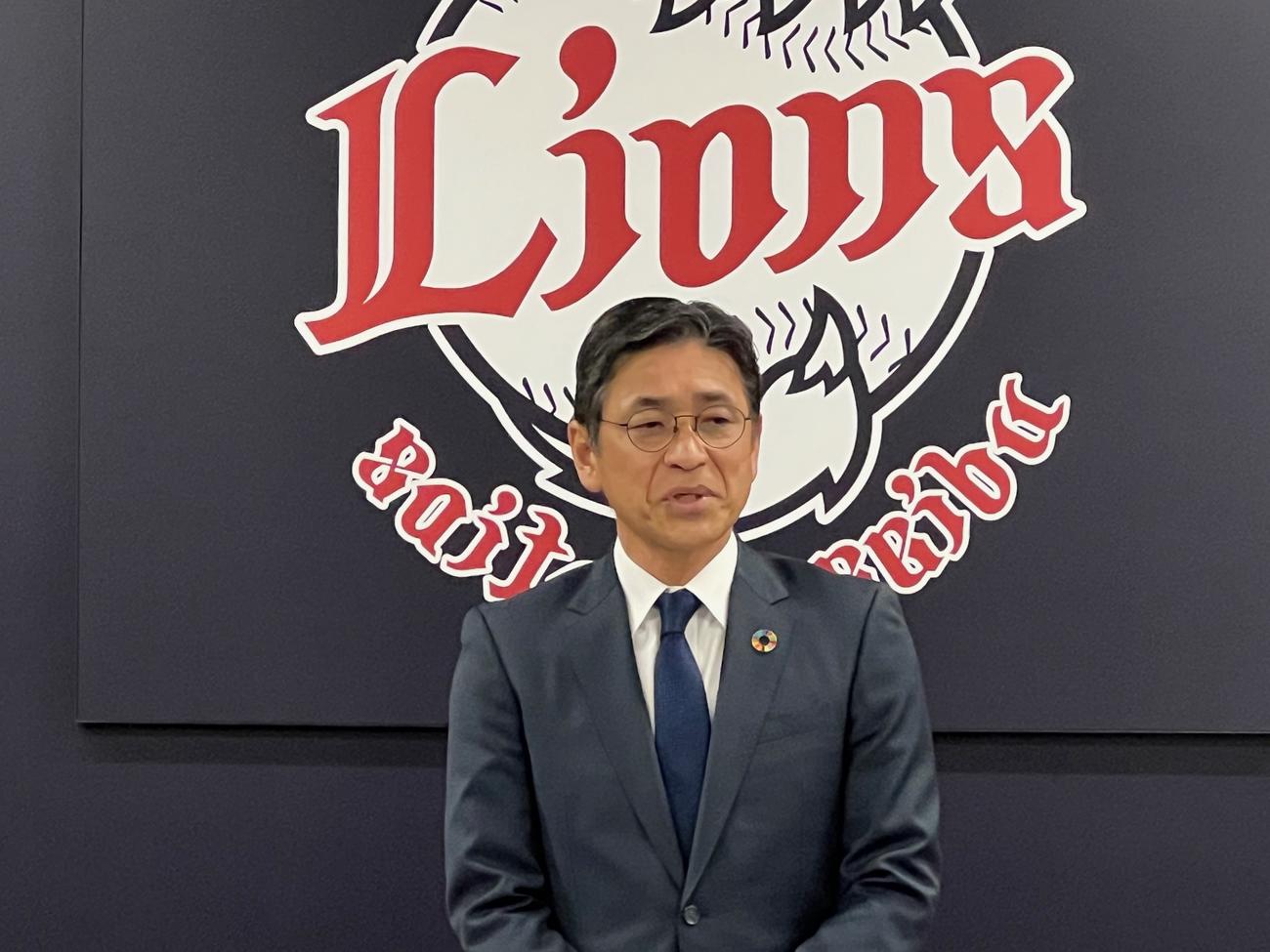 年頭あいさつを行う西武奥村球団社長（撮影・金子真仁）