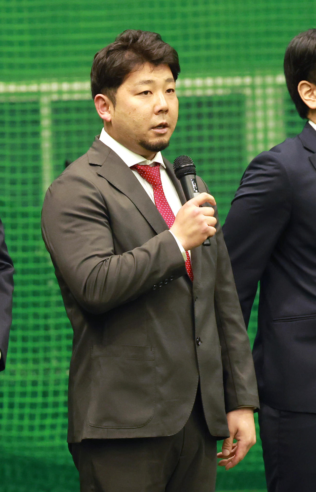 年賀式であいさつをする女子野球コーチに就任した大下（撮影・上田博志）