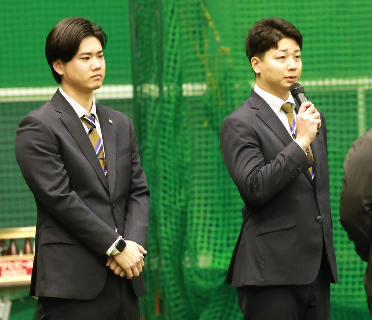 年賀式であいさつをするアカデミーコーチに就任した漆原（右）と川原（撮影・上田博志）