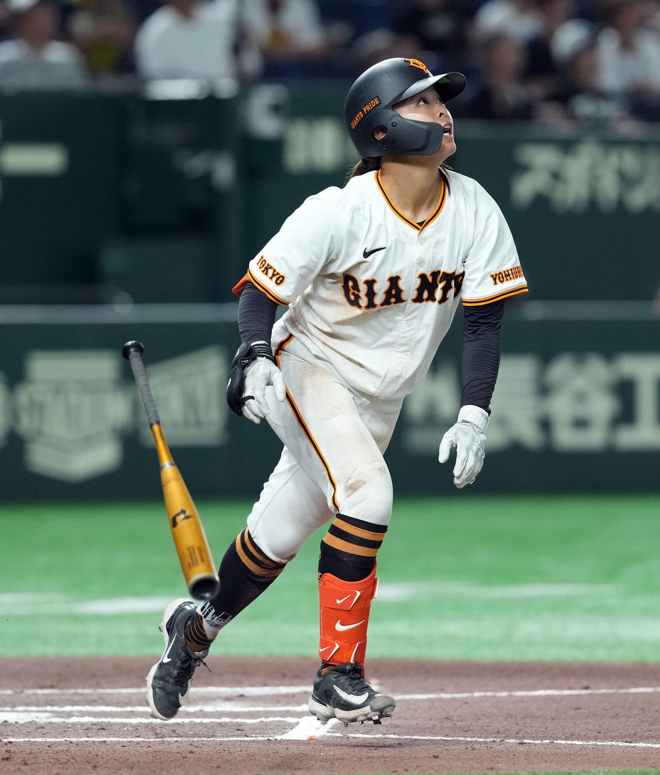 東京ドームでの女子野球交流戦巨人対阪神　6回裏巨人無死一塁、右越えに2点本塁打を放つ島野愛友利（2025年7月撮影）