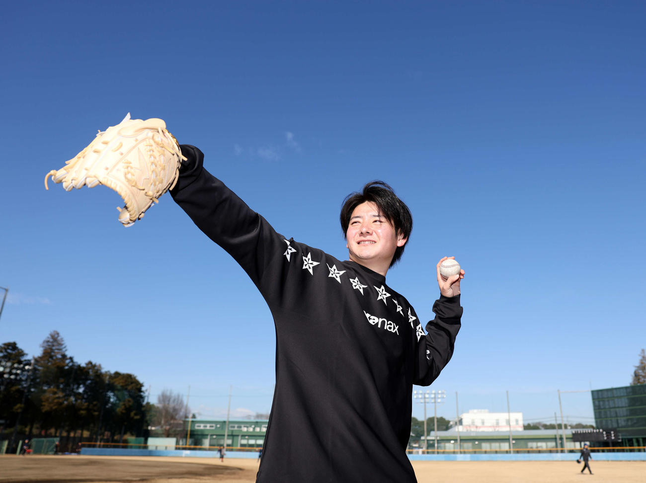 青空の下、笑顔でキャッチボールする巨人竹丸（撮影・浅見桂子）