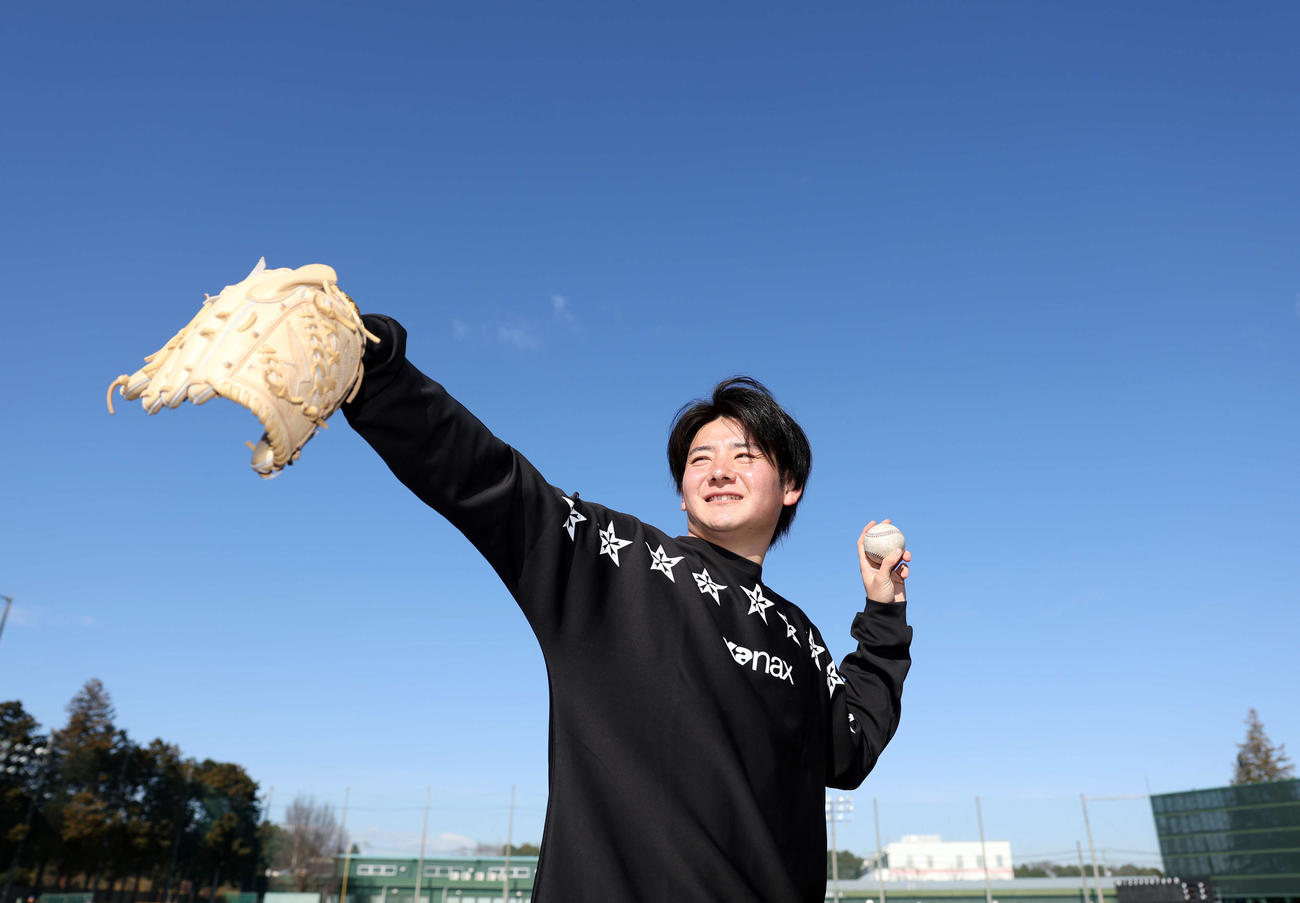 青空の下、笑顔でキャッチボールする巨人ドラフト1位の竹丸（撮影・浅見桂子）