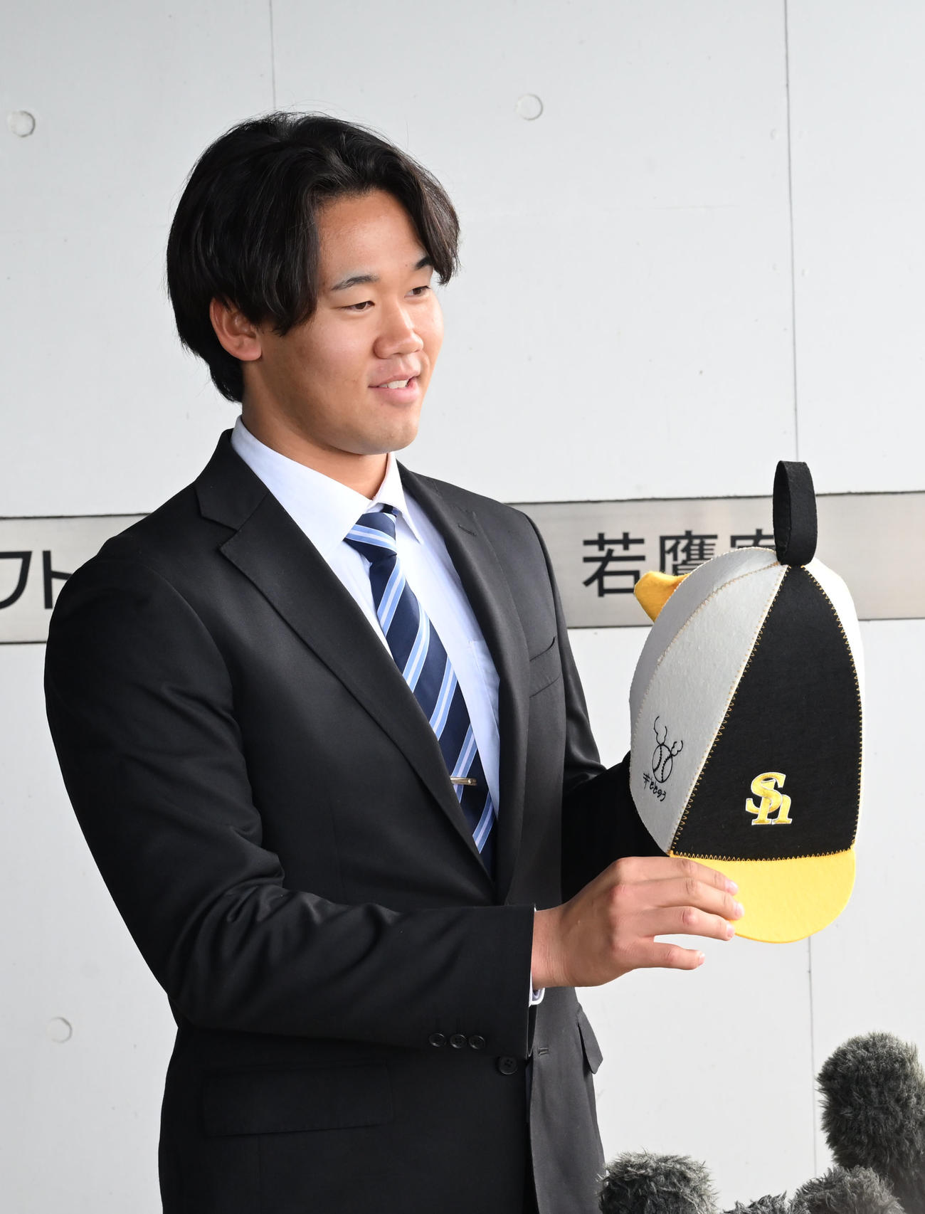 若鷹寮に入寮し囲み取材で笑顔を見せるソフトバンクの稲川（撮影・林敢治）